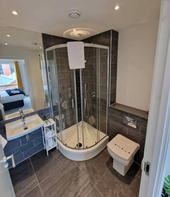 Modern Apartment, Sleeps 6, Belfast City Centre 外观 照片